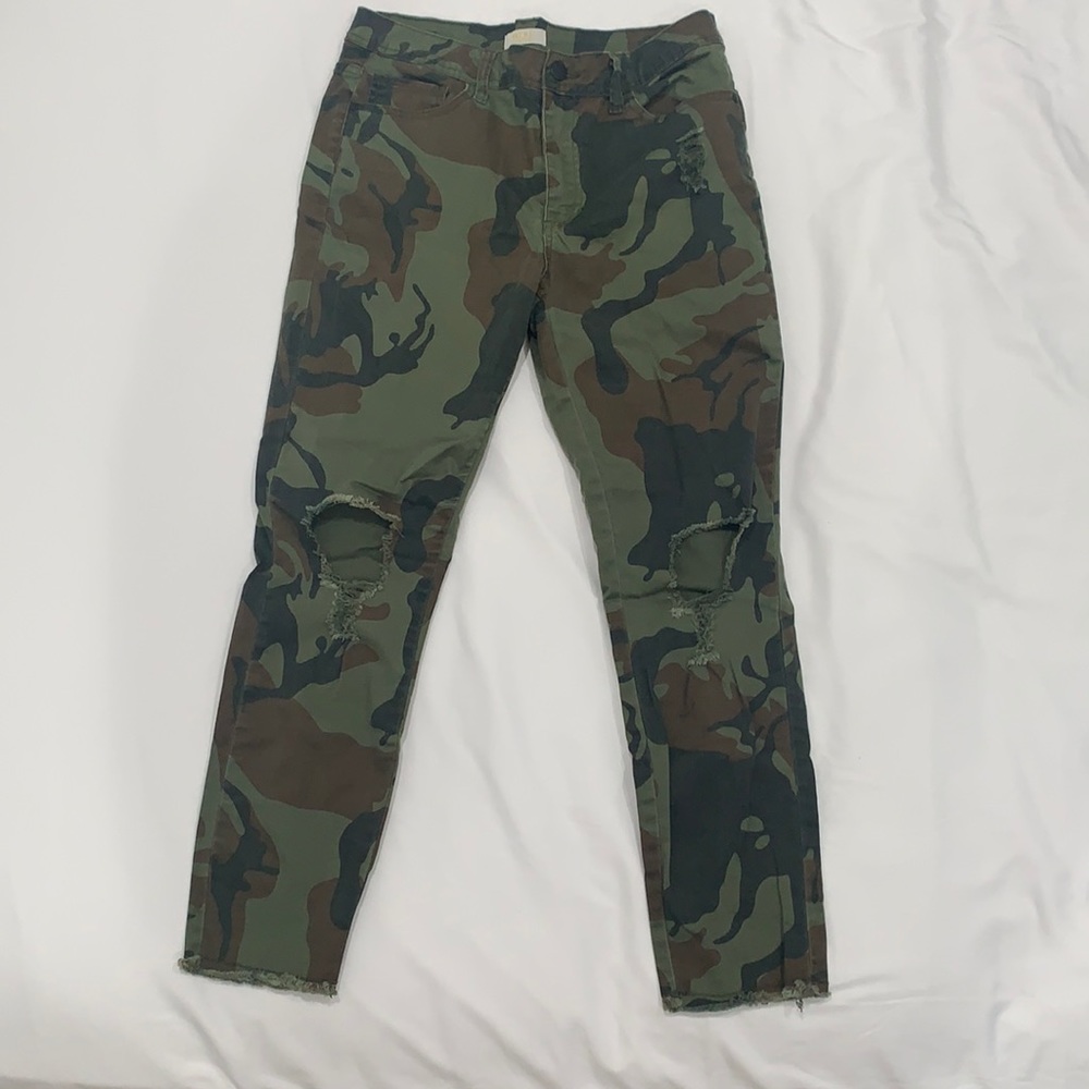 Forever 21 Distressed Green Camo Jeans Size 27